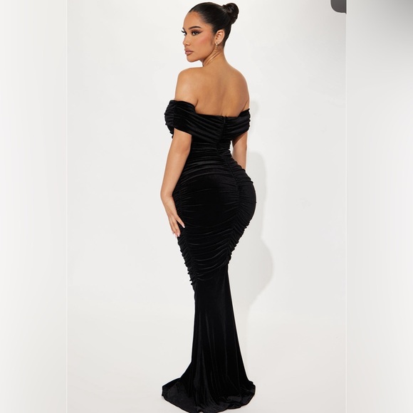 Dresses & Skirts - Black Velvet Maxi Dress